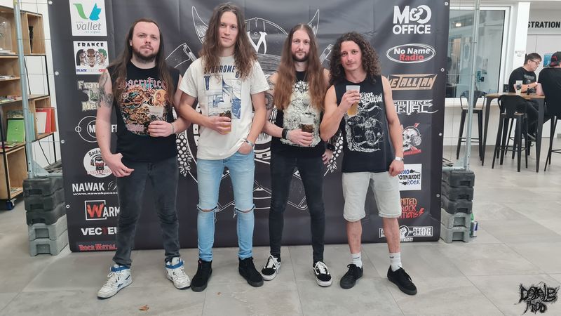 Skelethal band.jpg (114 KB)